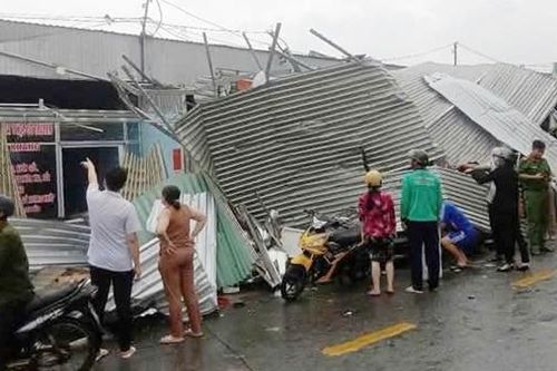 Giông lốc đầu mùa khô gây thiệt hại 64 căn nhà ở Sóc Trăng