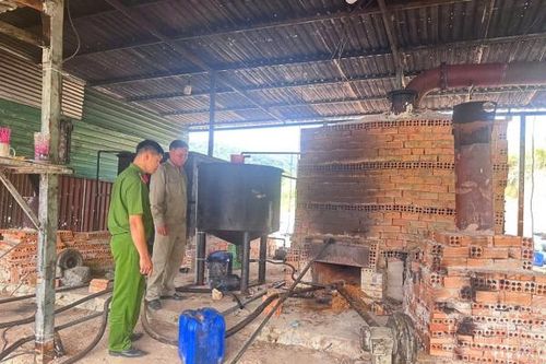 Phát hiện cơ sở tái chế hàng nghìn lít nhớt thải
