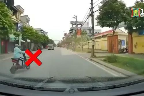 Xe đạp điện cắt ngang đầu ô tô để sang đường