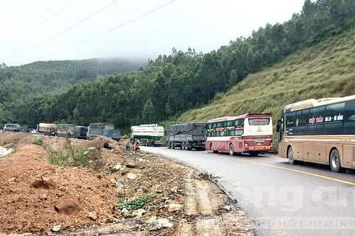 QL19 'tê liệt' do sạt lở trên đèo An Khê: Yêu cầu khẩn trương khắc phục