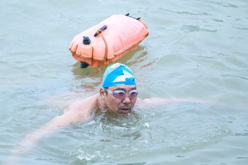 Hà Nội rét 13 độ C, già trẻ vẫn rủ nhau đi bơi ở sông Hồng