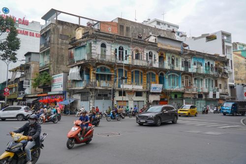 TP.HCM: Cận cảnh chung cư xuống cấp trầm trọng bị yêu cầu phá dỡ khẩn cấp
