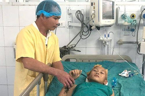 Mẹ nhổ cả sắn non bán, chắt chiu từng đồng cứu con trai bỏng thập tử nhất sinh