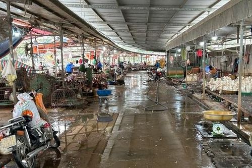 Hà Nội: Chợ La Khê vẫn hoạt động nhộn nhịp, bất tuân chỉ đạo của chính quyền quận Hà Đông
