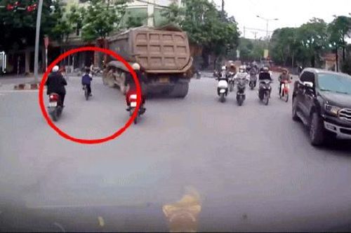 Tài xế cứu em bé khỏi bánh xe tải: Tiết lộ thêm mối hiểm nguy khác trên chiếc xe