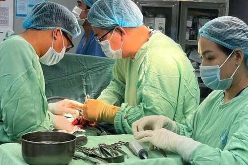 Hơn 1 giờ cứu sống bệnh nhân bị đâm thủng tim