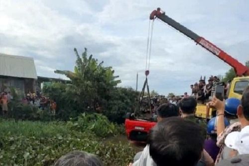 Ô tô lao xuống kênh, tài xế tử vong thương tâm
