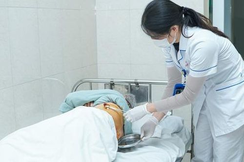 Tự điều trị zona thần kinh, cụ bà gặp biến chứng mụn nước từng đám lan rộng trên da