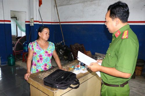 Khen thưởng 3 cá nhân có thành tích phá án trọng vụ 'cụ bà 87 tuổi ở Vĩnh Long bị trộm 100 lượng vàng'