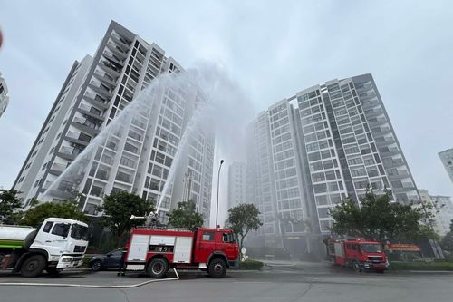 Diễn tập phương án chữa cháy, thoát nạn phối hợp nhiều lực lượng tại chung cư cao tầng