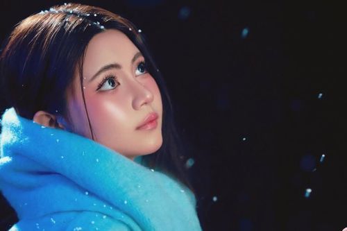 Con gái Quyền Linh gây sốt với bộ hình đón Giáng sinh sớm