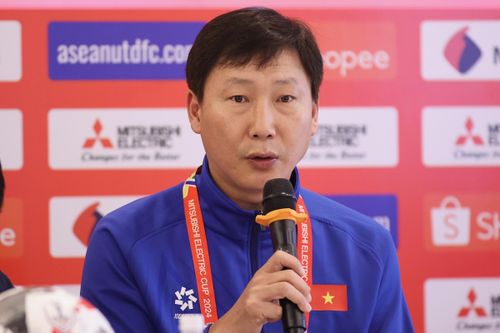 HLV Kim: 'Tôi sẽ gạt đi tình cảm cá nhân với ông Shin'