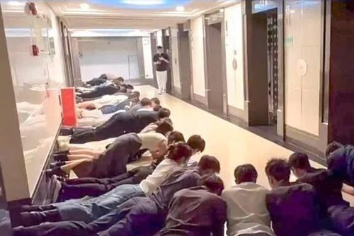 Clip nhân viên nằm chào sếp ở công ty Trung Quốc gây tranh cãi