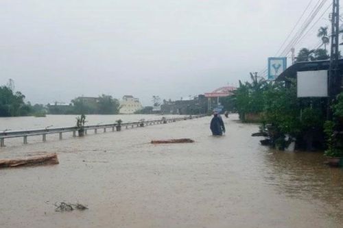 Lũ ở Quảng Nam, Quảng Ngãi đang lên, cảnh báo ngập lụt, sạt lở