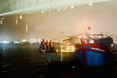 Cứu hộ thành công tàu cá và 2 thuyền viên gặp nạn trên biển
