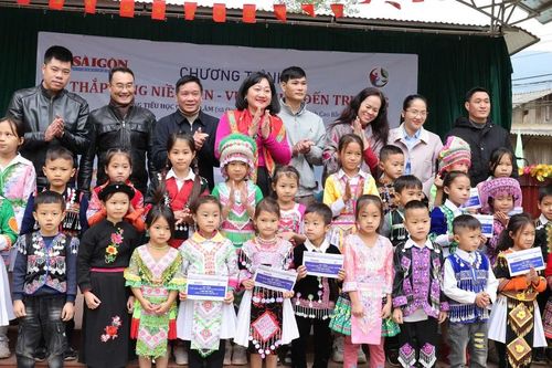 Báo Sài Gòn Giải Phóng trao học bổng hỗ trợ học sinh Trường Tiểu học Quảng Lâm, tỉnh Cao Bằng
