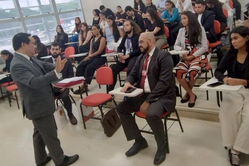 Đại sứ Việt Nam tại Brazil thăm, làm việc tại Viện Giáo dục đại học Brasília