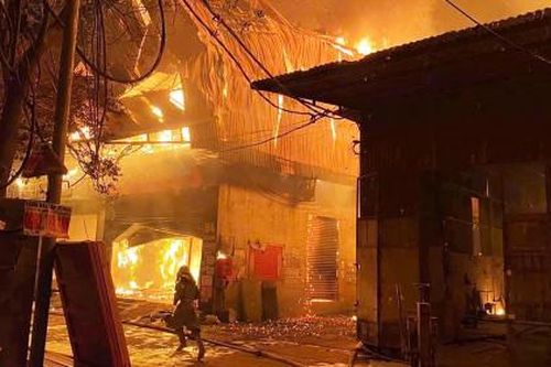 Vụ cháy dãy 10 xưởng gỗ: Cảnh sát ngăn lửa lan sang 22 hộ lân cận