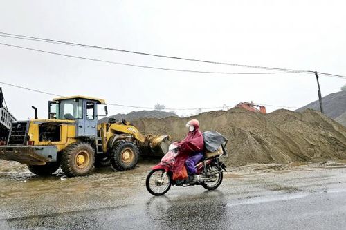 Cẩm Xuyên (Hà Tĩnh): Bãi vật liệu xây dựng trái phép bên quốc lộ gây mất an toàn giao thông