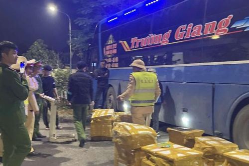 Cảnh sát ngăn chặn xe khách chở gần 1 tấn nội tạng không rõ nguồn gốc
