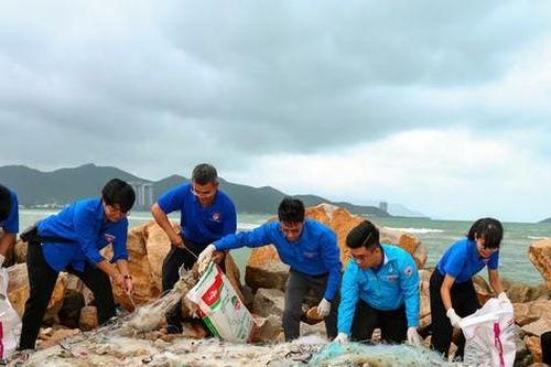 'Áo xanh' Khánh Hòa tham gia làm sạch biển Nha Trang