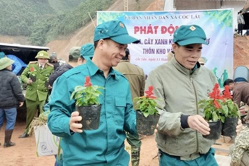 Người dân thôn Kho Vàng chung tay 'điểm tô' khu tái định cư