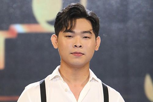 Nam ca sĩ bật khóc trên sân khấu vì nhớ người mẹ vừa qua đời