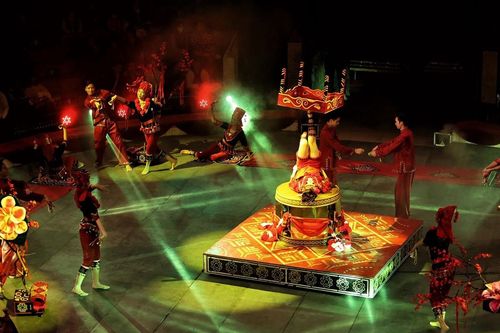Sân khấu xiếc kể chuyện 'Đám cưới chuột'