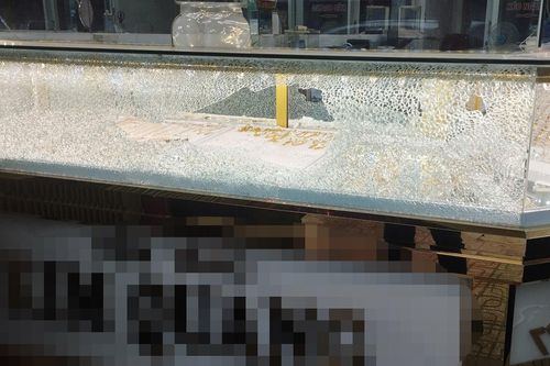 Bắt 'nóng' 2 thanh niên cầm búa cướp tiệm vàng
