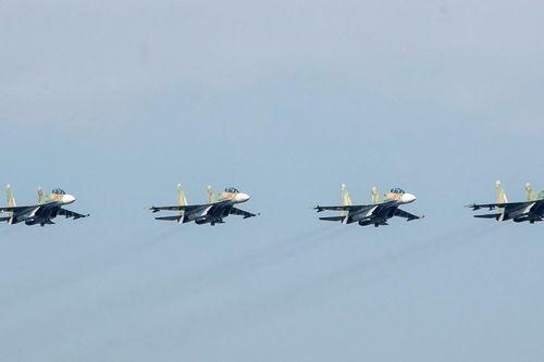 Tiêm kích Su-30MK2 thả mồi bẫy nhiệt, người dân Hà Nội vượt gió rét đi xem