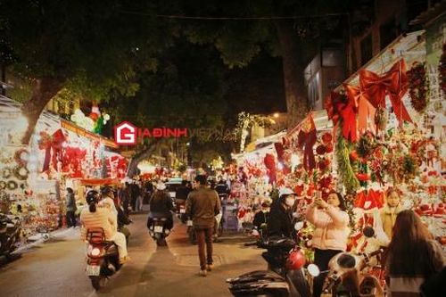 Phố Hàng Mã - Hà Nội nhộn nhịp không khí Giáng sinh
