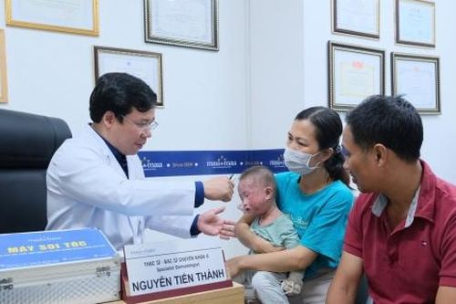 Bé trai 1 tuổi phồng rộp mặt, bác sĩ chỉ thủ phạm từ hành động thường ngày