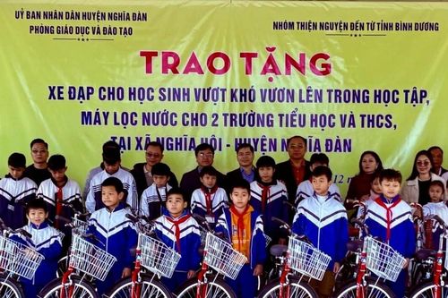 Trao tặng 50 xe đạp cho học sinh có hoàn cảnh khó khăn tại Nghĩa Đàn