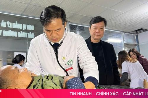 Bác sĩ Bệnh viện Bạch Mai khám, cấp thuốc miễn phí cho người dân Hương Sơn