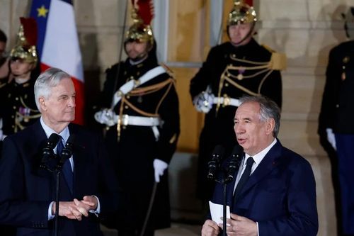 Thủ tướng Phạm Minh Chính gửi điện mừng Thủ tướng Pháp François Bayrou
