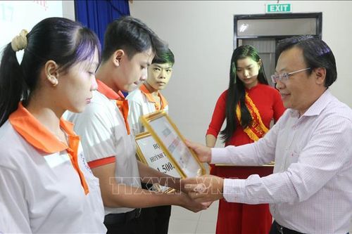 Trao học bổng liệt sĩ Huỳnh Thiện Nghệ cho học sinh, sinh viên nghèo