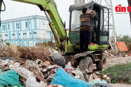 Huy động máy múc thu dọn hàng tấn rác thải đổ trộm trên đường Phạm Tu