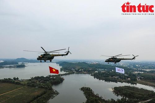 Bảy trực thăng hợp luyện chuẩn bị Lễ khai mạc Triển lãm Quốc phòng quốc tế Việt Nam 2024
