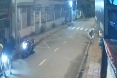 Triệu tập 4 thanh niên chặn xe, đánh người đi đường tới tấp ở TP.HCM