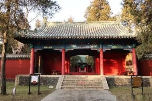 'Một người không vào chùa, hai người không nhìn giếng, ba người không ôm cây' có ý nghĩa gì? Trí tuệ của người xưa rất đáng học hỏi