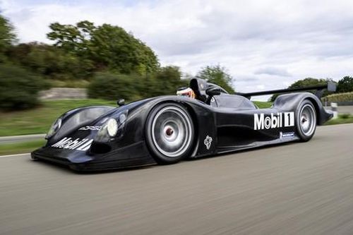 Xe đua cổ Porsche LMP 2000 lần đầu lăn bánh trên đường đua