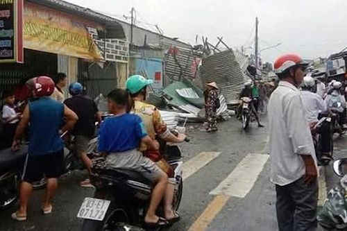 Lốc xoáy xuất hiện ở Sóc Trăng khiến nhiều căn nhà tốc mái, sập hoàn toàn