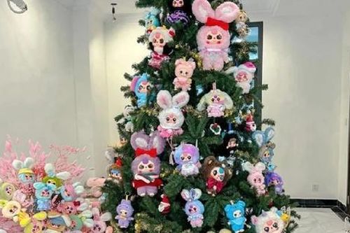Bỏ 100 triệu đồng trang trí Noel, cây thông 'độc nhất' phủ đầy labubu, baby three