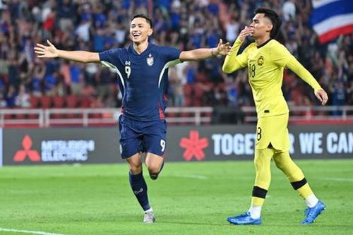 Tuyển Thái Lan thắng nhờ thủ môn Malaysia 'biếu quà'