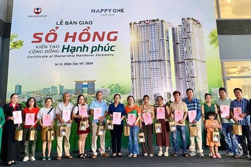 Cư dân Happy One Central nhận sổ hồng