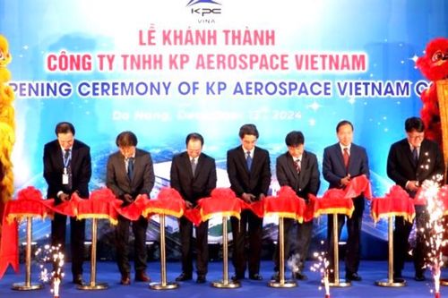 Nhà máy sản xuất linh kiện hàng không cho Boeing 787 đi vào hoạt động