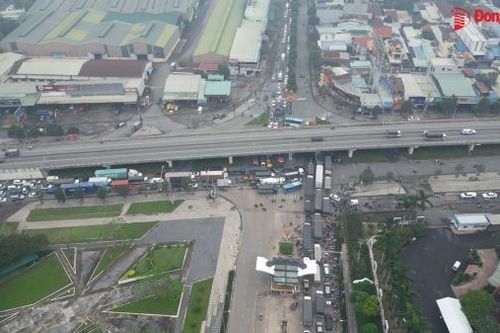 Đèn giao thông không hoạt động gây ùn tắc giao thông kéo dài tại ngã 4 Amata