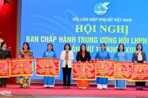 Nhiều tập thể, cá nhân được Trung ương Hội Liên hiệp phụ nữ Việt Nam khen thưởng