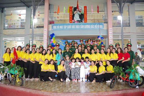 Sôi nổi buổi giao lưu 'Em yêu chú bộ đội' tại Trường Mầm non 2-4 (TP. Cam Ranh)