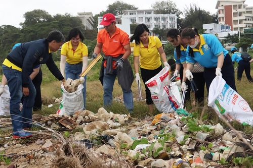 Giải Nha Trang Night Run Sanvinest - Báo Khánh Hòa 2024: Tổ chức thu gom rác trên bãi biển với thông điệp 'Lan tỏa tình yêu biển đảo'